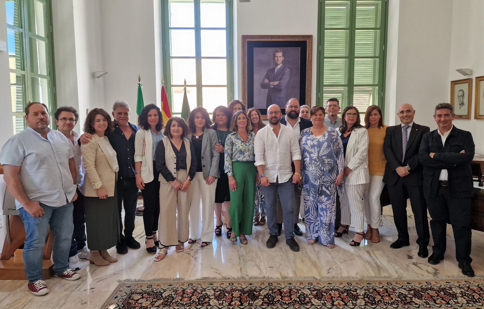 Una foto de familia de los administrativos que han tomado posesión dentro de la reorganización del Ayuntamiento.