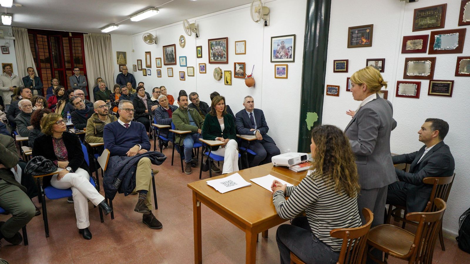 Encuentro de la alcaldesa, Pilar Miranda, y parte de su equipo con los vecinos de Isla Chica para hablar de la reforma de la antigua cárcel y su entorno.