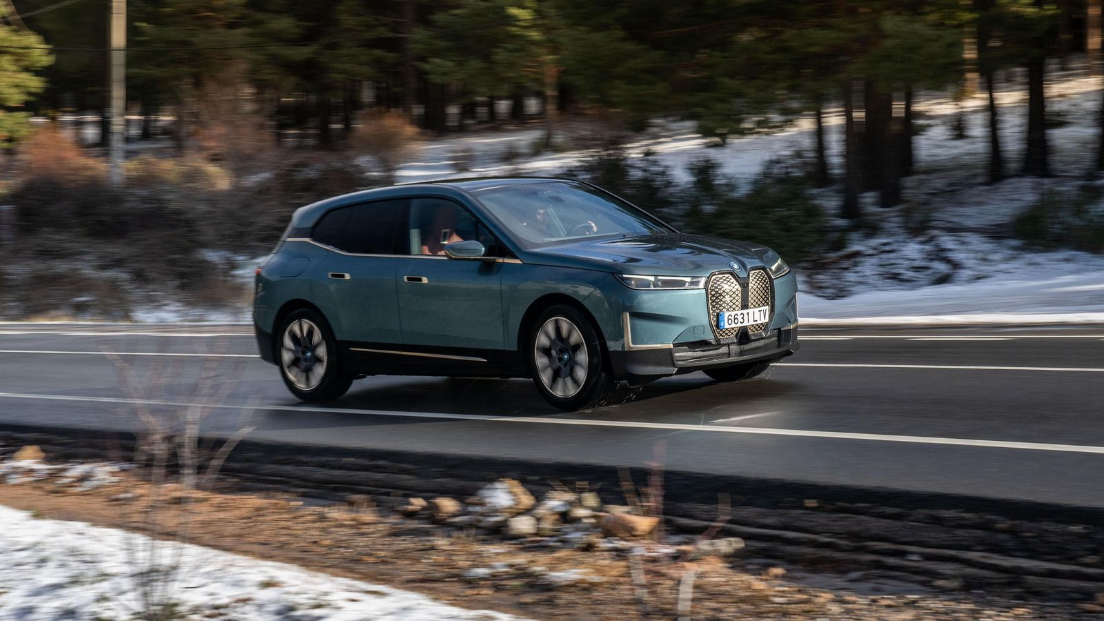 Las prestaciones de la versión que por potencia, precio y batería pueden considerarse básicas son ya muy destacables; las del xDrive50, superlativas.