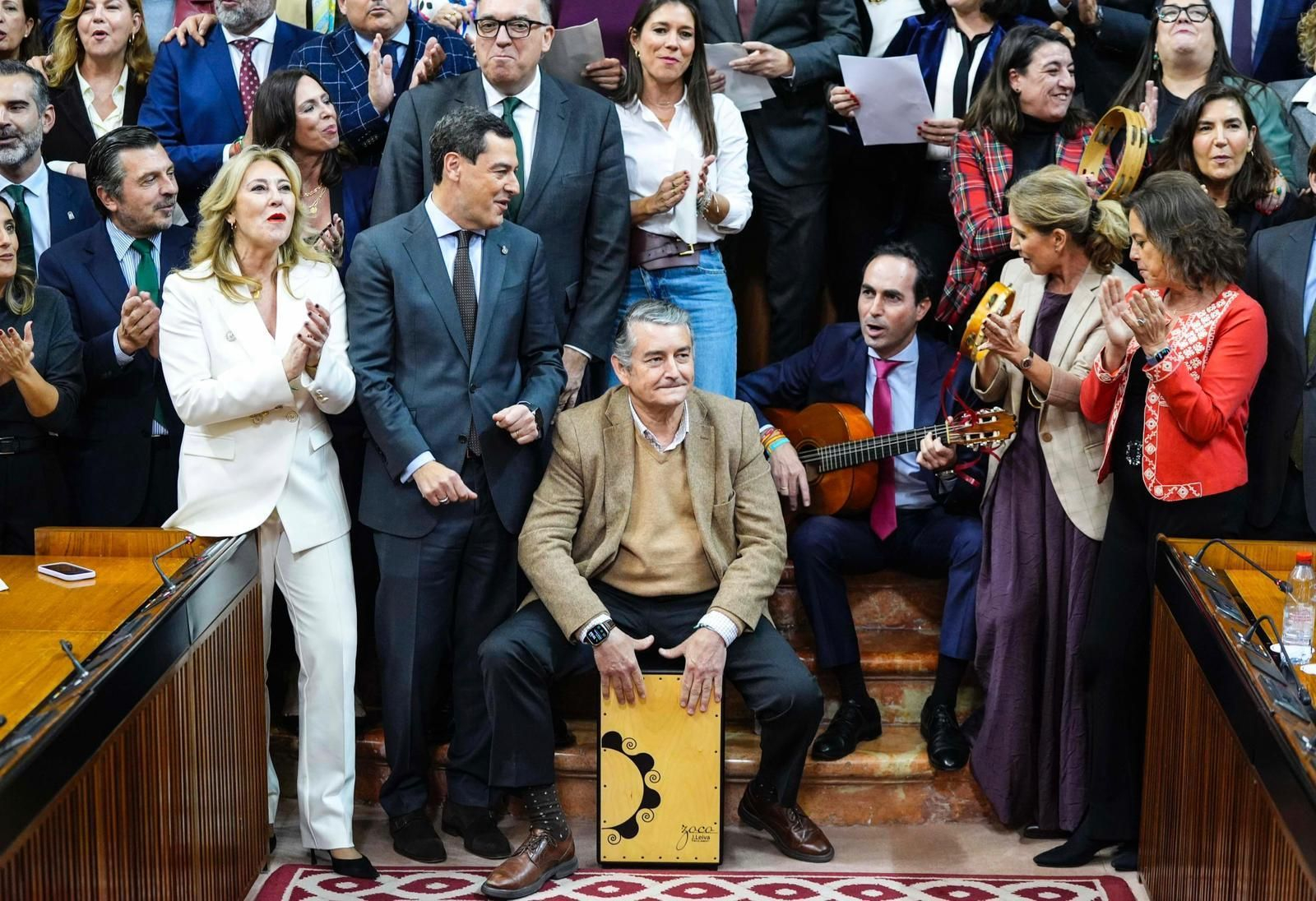 Los miembros del Gobierno, diputados del PP, algunos de Vox y el personal del Parlamento, cantando villancicos al final de la sesión.