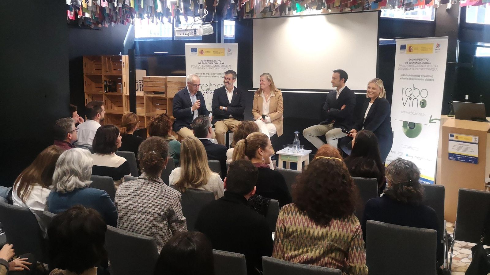 Leonor Blázquez, responsable de Medio Ambiente y Sostenibilidad en González Byass, en la mesa redonda 'La reutilización de botellas de vidrio en el sector del vino: aspectos clave y perspectivas de futuro'.