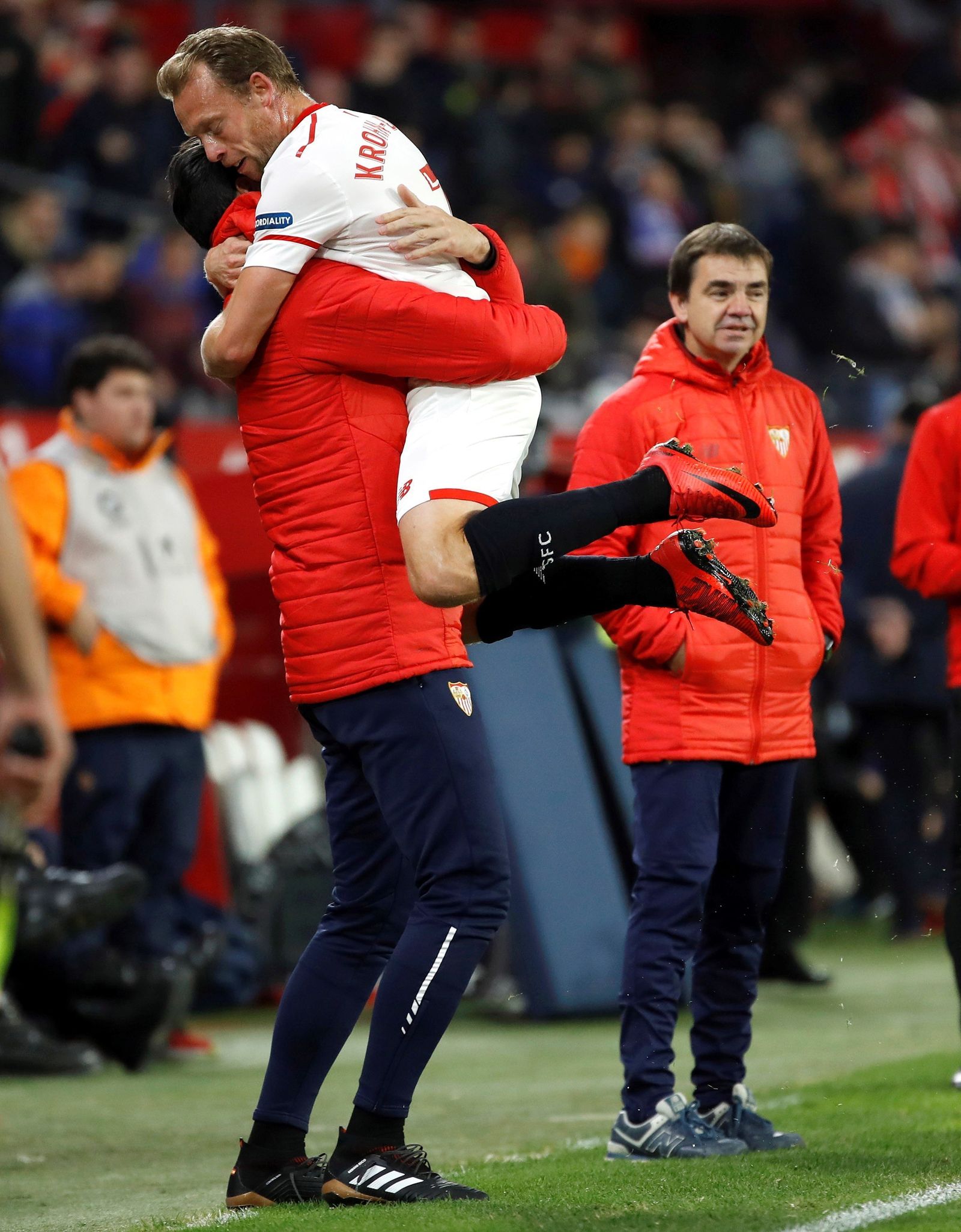 Marcucci sonríe mientras Krohn-Dehli celebra el 2-0 al Deportivo.