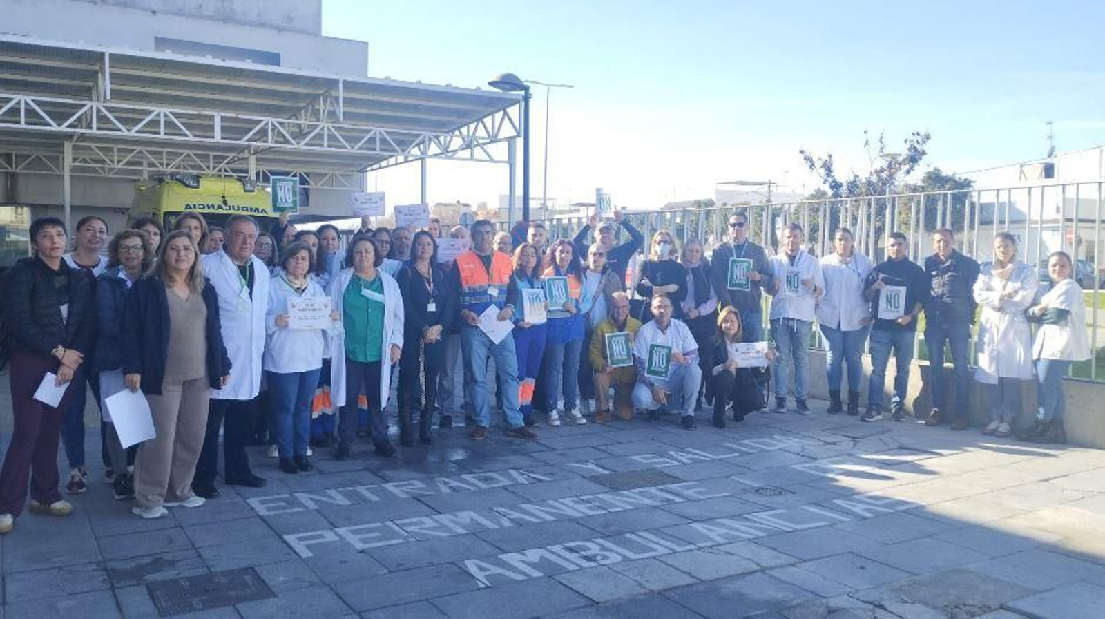 Concentración en el centro de salud de La Milagrosa tras los últimos casos de violencia a sanitarios.
