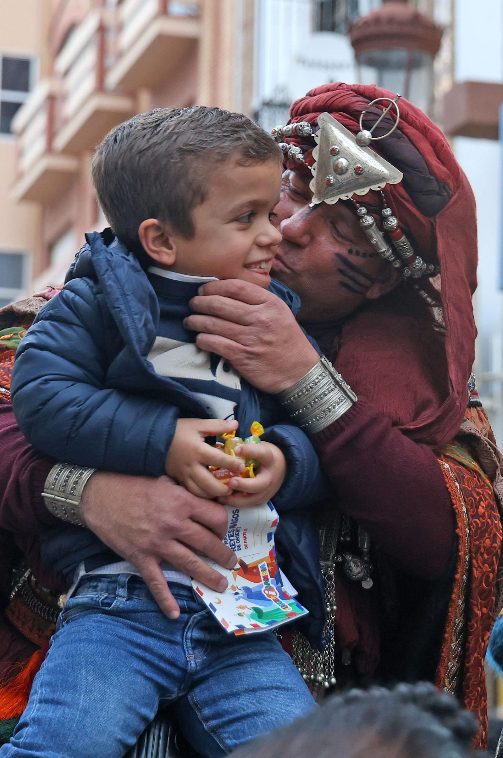 Imágenes del Heraldo Real anunciando la llegada de los Reyes Magos a Huelva