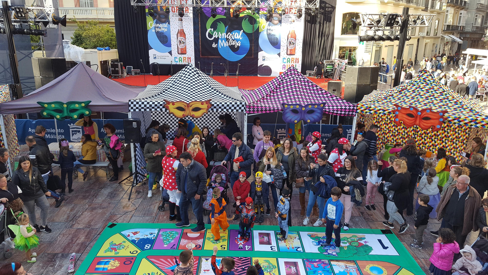 Talleres infantiles instalados en la plaza de la Constitución.