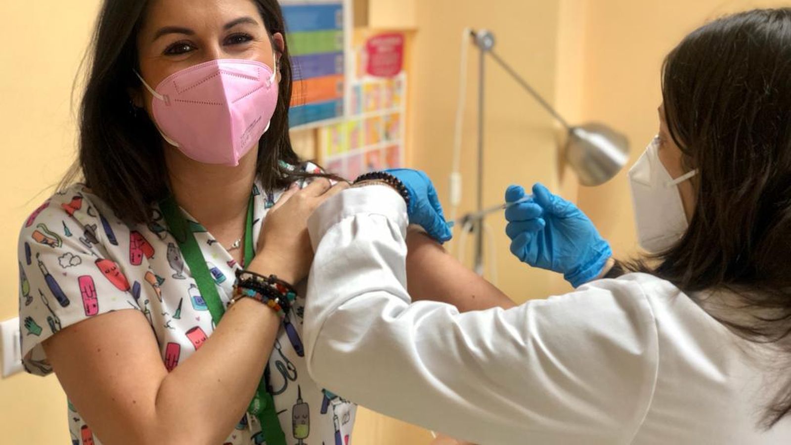 Vacunación a profesionales sanitarios en el punto fijo del centro de salud de Los Palacios.