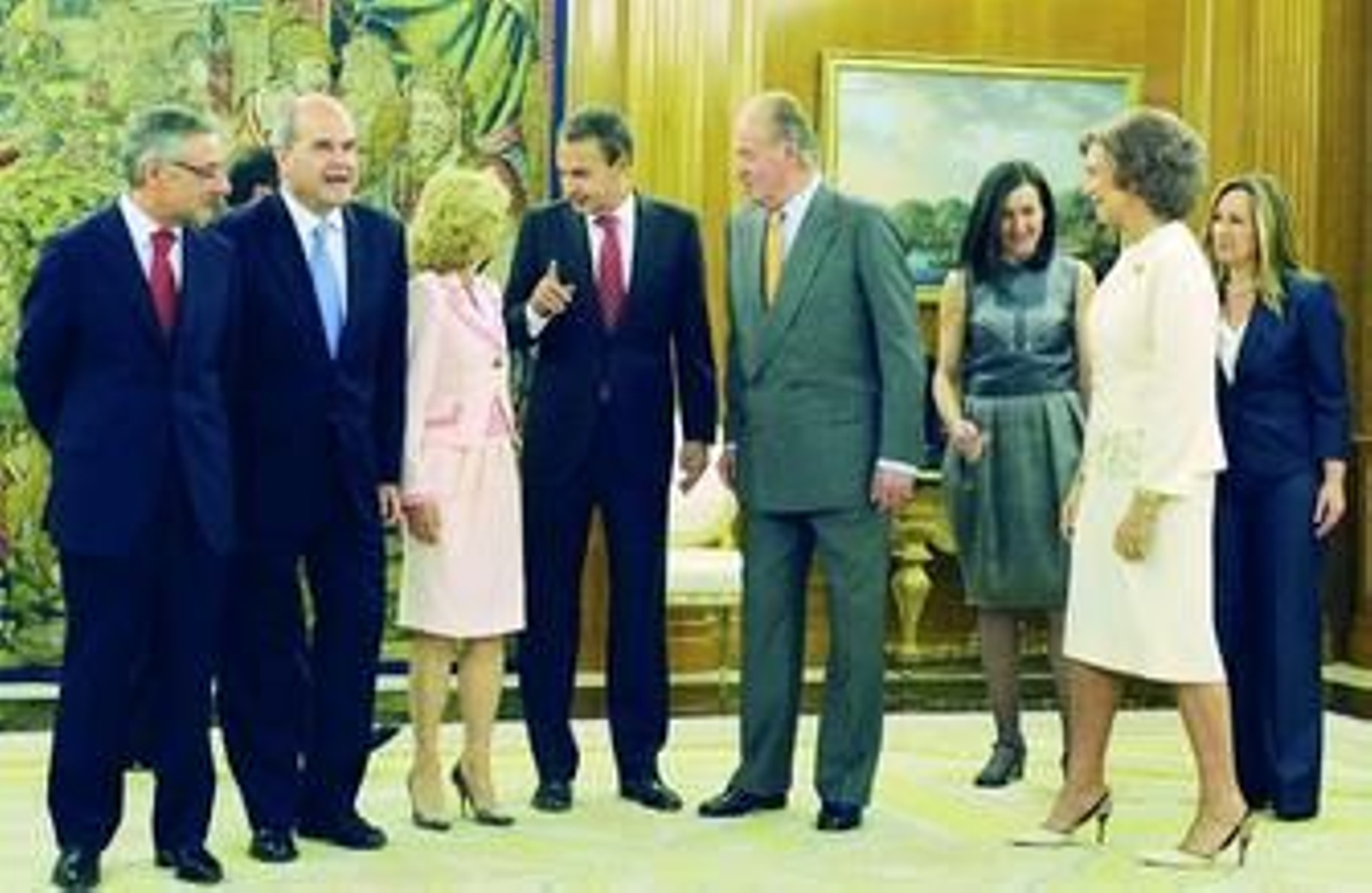 Los nuevos ministros, junto a los Reyes y Zapatero, en la toma de posesión.