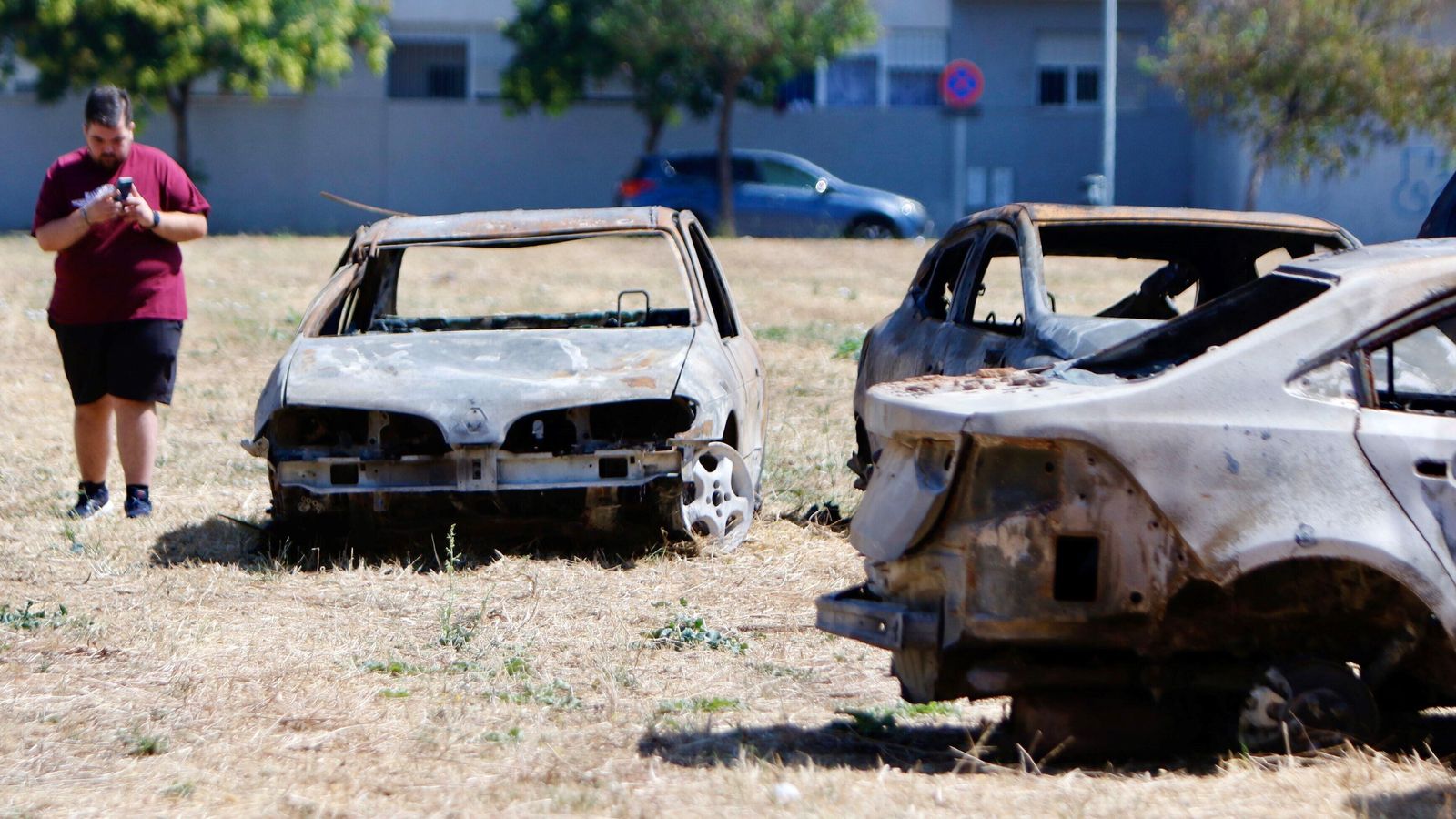 Algunos de los coches calcinados, en un solar cercano.