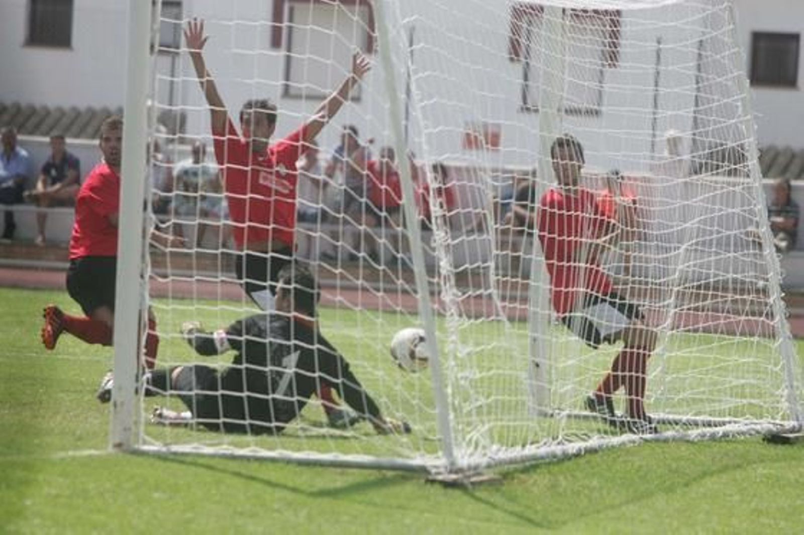 El San Roque desperdicia dos goles de ventaja ante el Pozoblanco y sufre, en su estreno como local, su primera bofetada de la temporada./Fotos: Quiñones

Foto: J.M.Q.