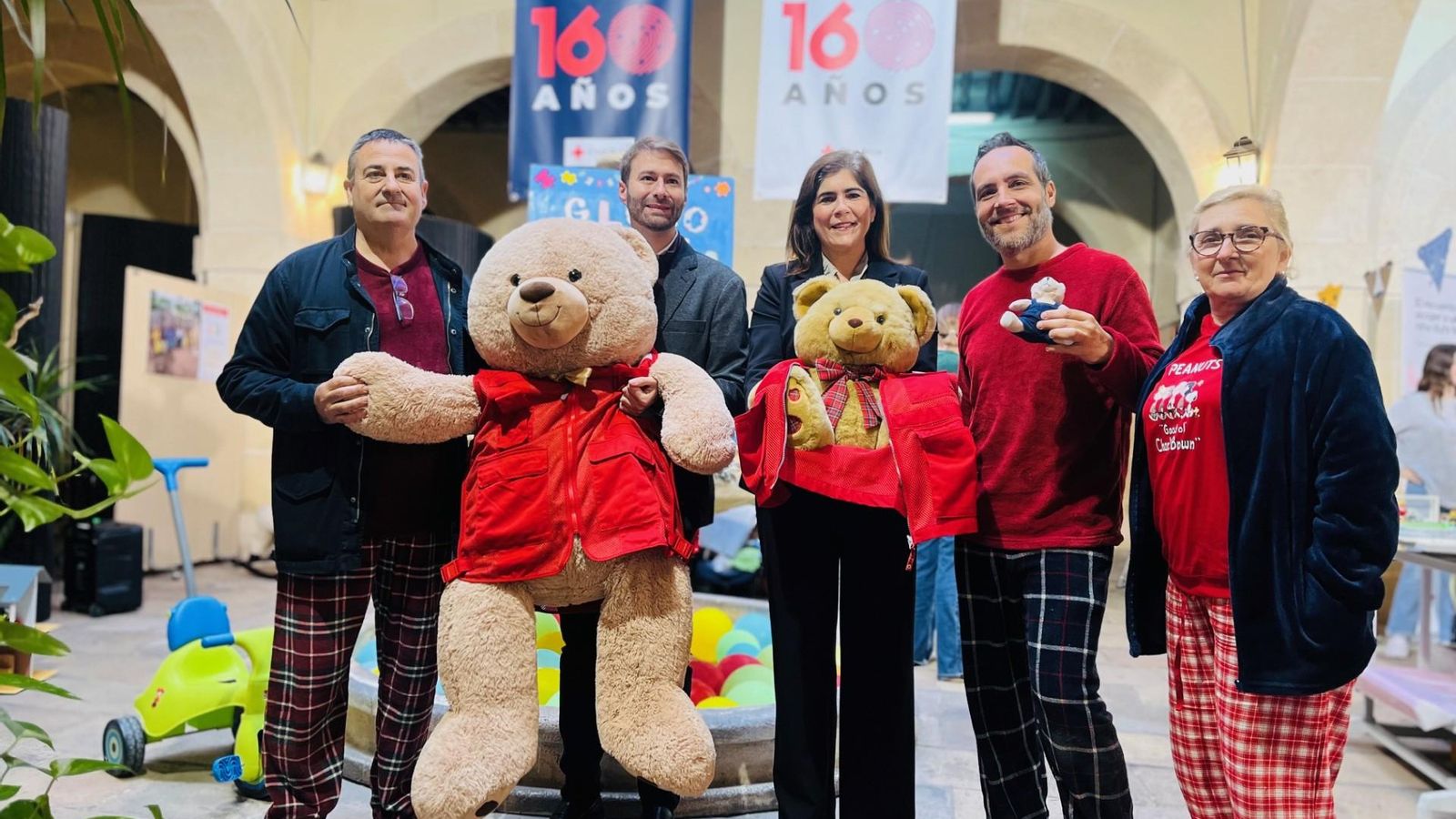 La Junta de Andalucía y el Ayuntamiento de la capital apoyan la campaña para captar familias de acogida en Almería y participan en las actividades por el Día de la Infancia organizadas por Cruz Roja