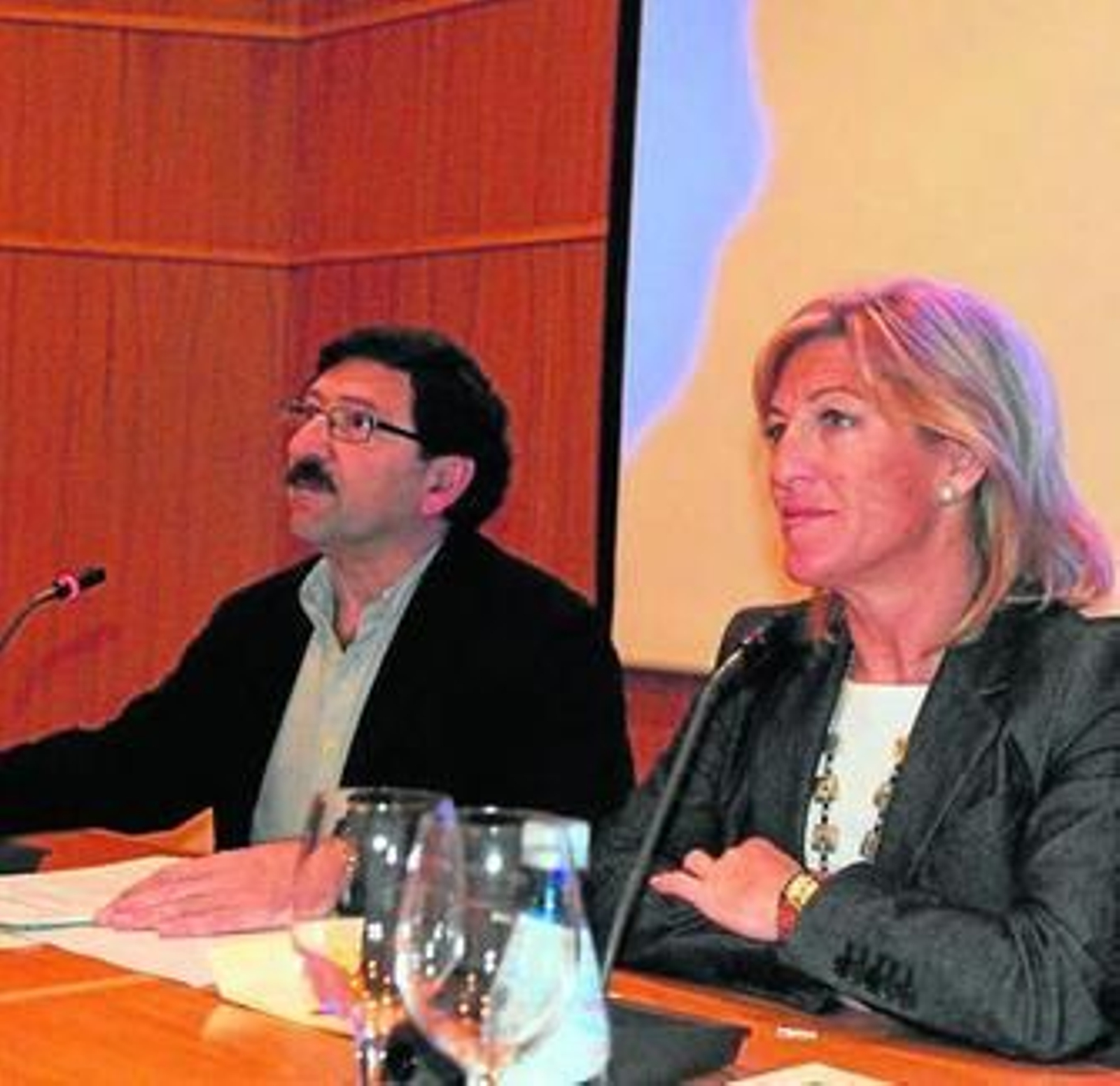 Espejo (d.), ayer, durante la inauguración de la jornada.