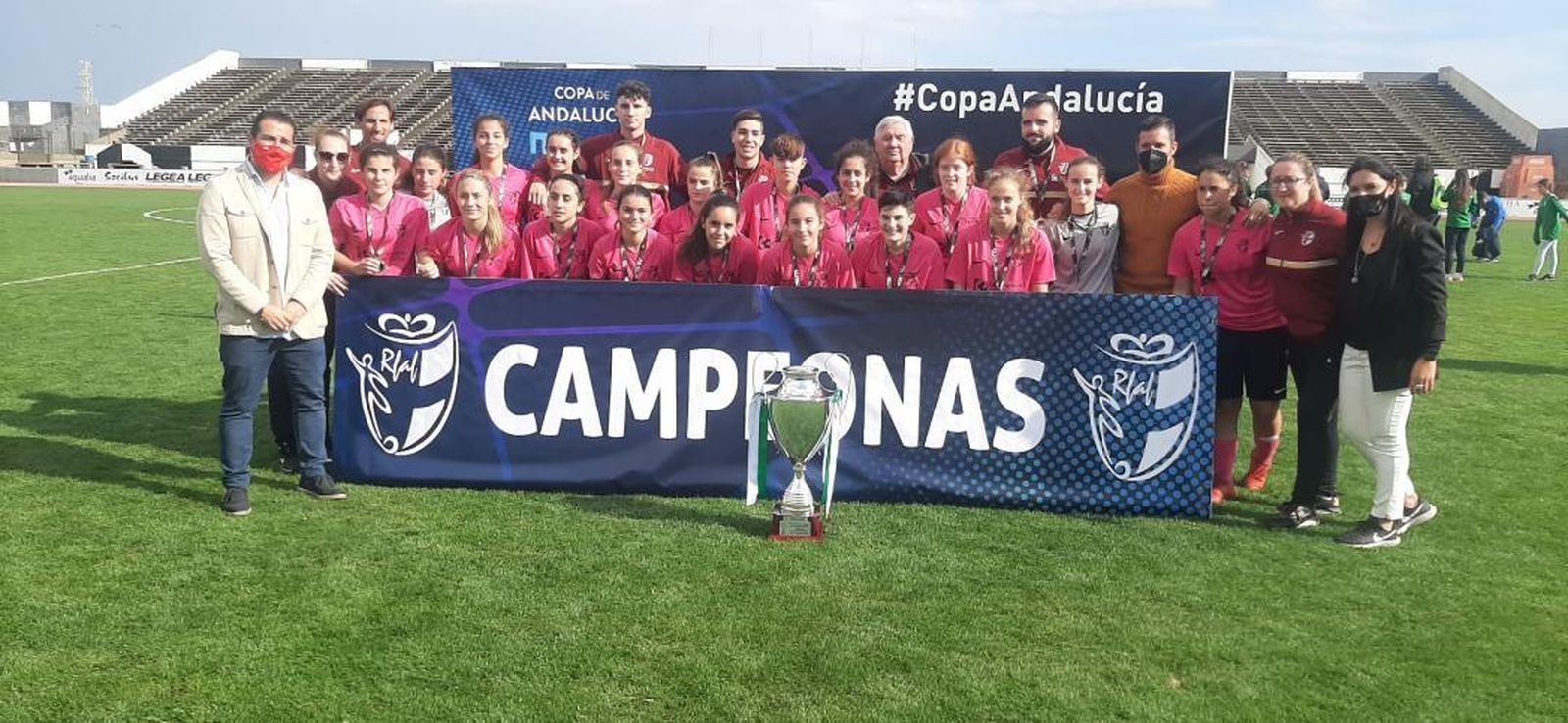 Las selecciones campeonas, en el césped del Municipal