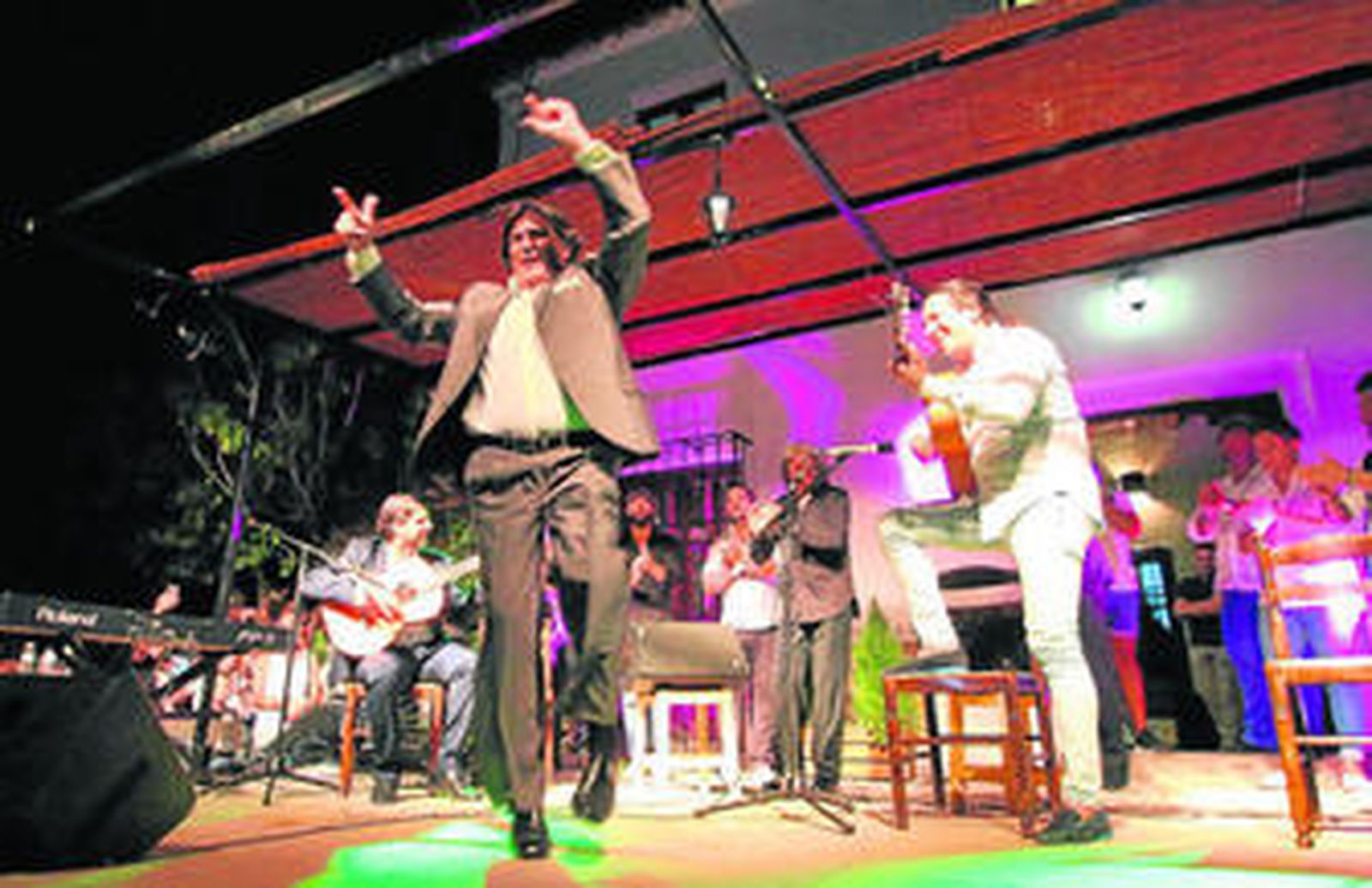 Final de fiesta apoteósico. Mientras José Mercé canta, Vicente Soto 'Sordera' se lanzó a bailar.