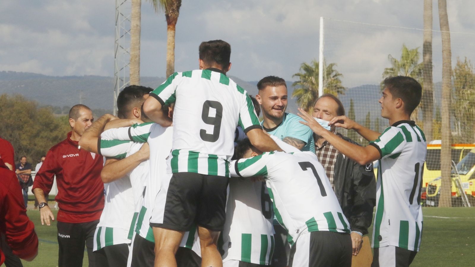 Los jugadores del Córdoba B celebran un gol en la Ciudad Deportiva.