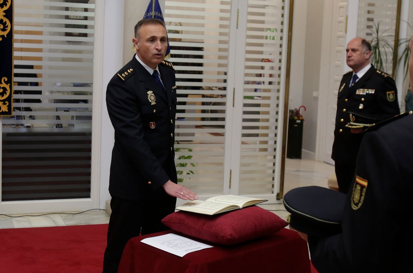 El comisario provincial, Ernesto López Ganfornina, toma posesión de su cargo.