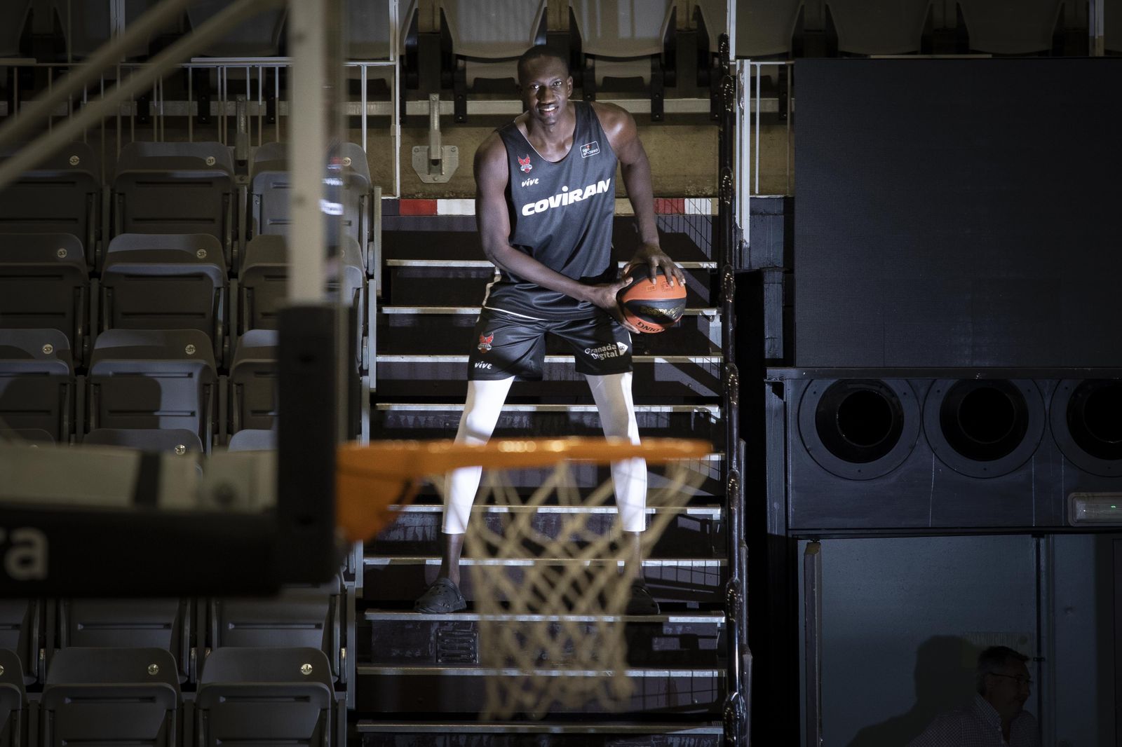 Mamadou Niang posa en una de las escaleras del Palacio de Deportes.