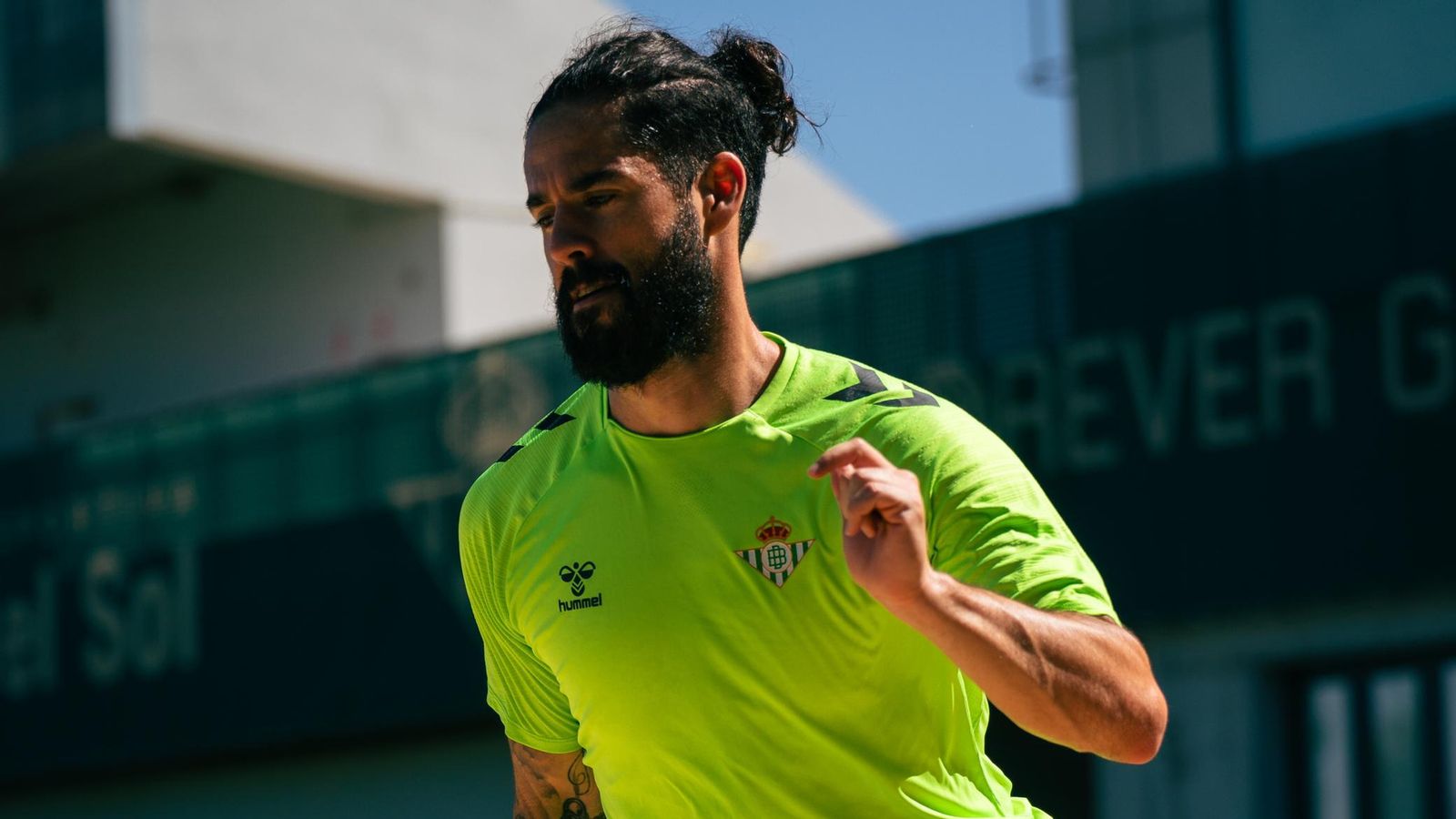 Isco entrenando sobre tierra en la ciudad deportiva Luis del Sol