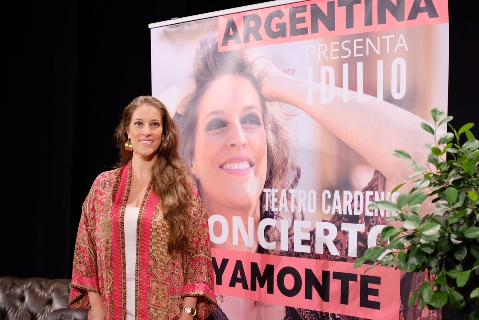 Argentina delante del cartel del concierto que dará en el Teatro Cardenio.