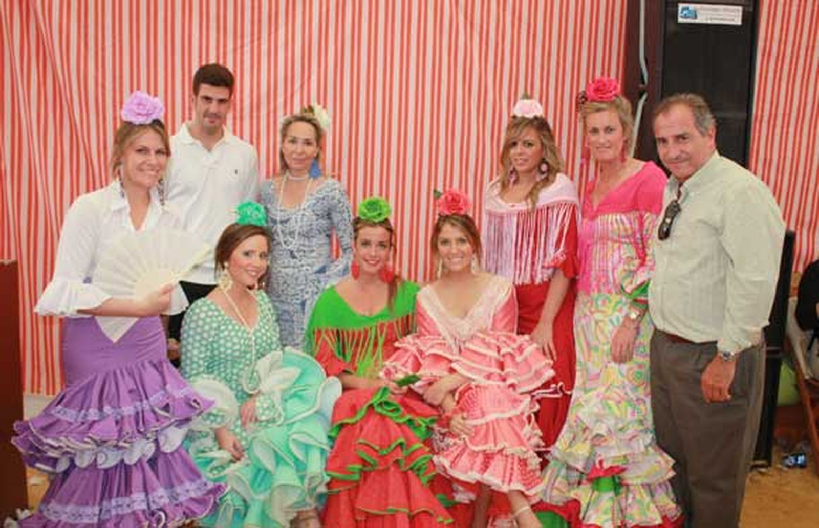Las Familias Serrano de Pablo García de Lomas y Martínez Kleiser-Galvez con Juan Chicharro no dudaron en acercarse a la caseta 'Amigos del diario' para pasar un rato de convivencia durante estos días de feria./Fotos:Fito Carreto

Foto: Fito Carreto
