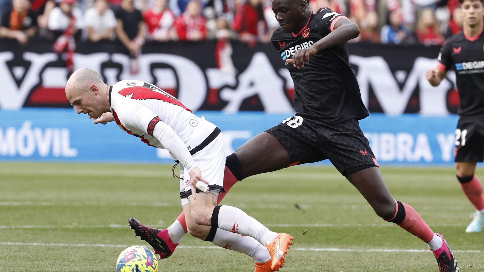 Gueye le roba un balón con sus largas piernas a Isi.