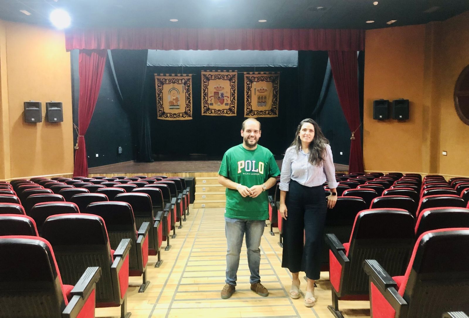 El concejal de cultura, Juan Domingo Navarro junto a la teniente alcalde Luisa Granero en la Sala García Lorca.