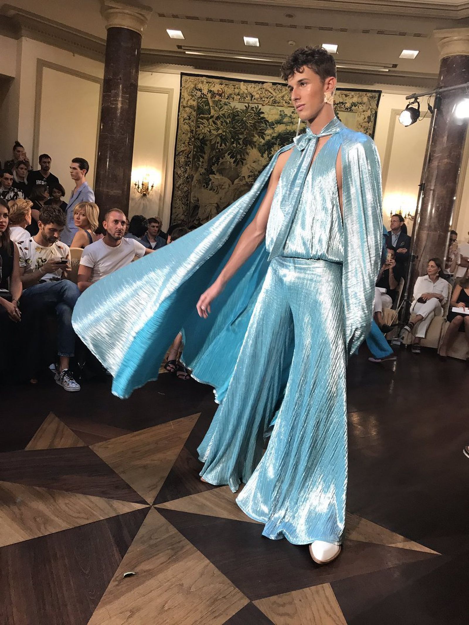 Un diseño de Palomo Spain y los maniquís de Desigual.