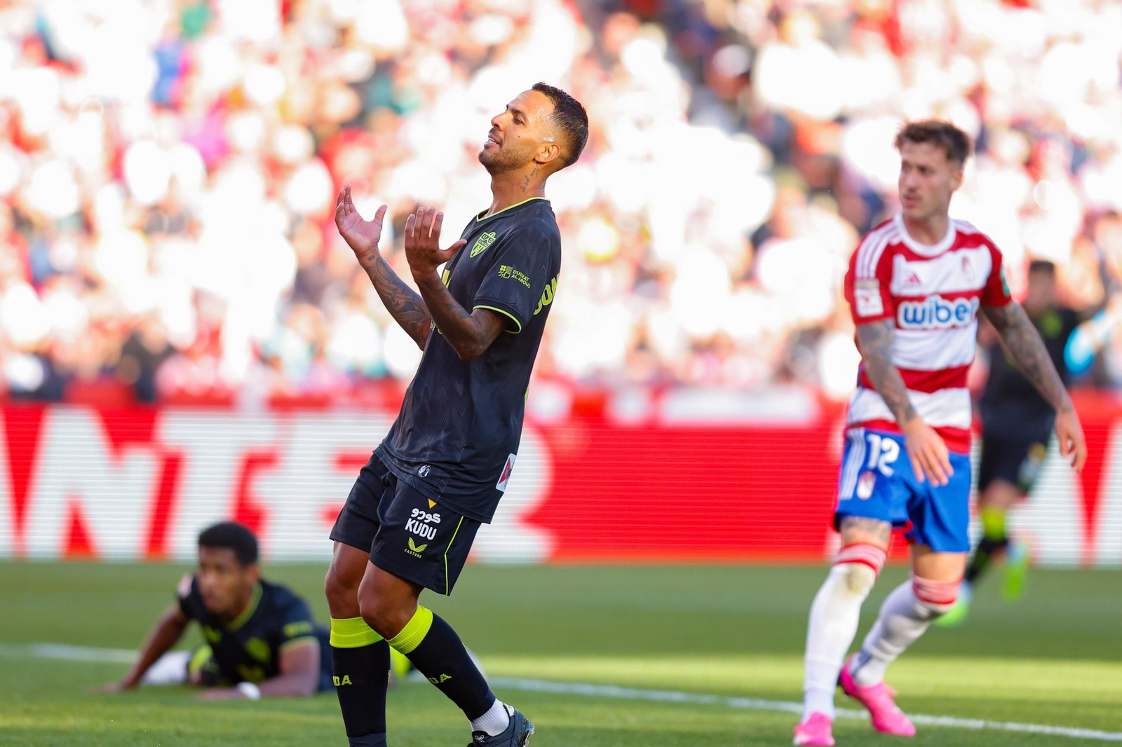 Jonathan Viera se lamenta de una jugada en el estadio del Granada. Jonathan Viera se lamenta de una jugada en el estadio del Granada.
