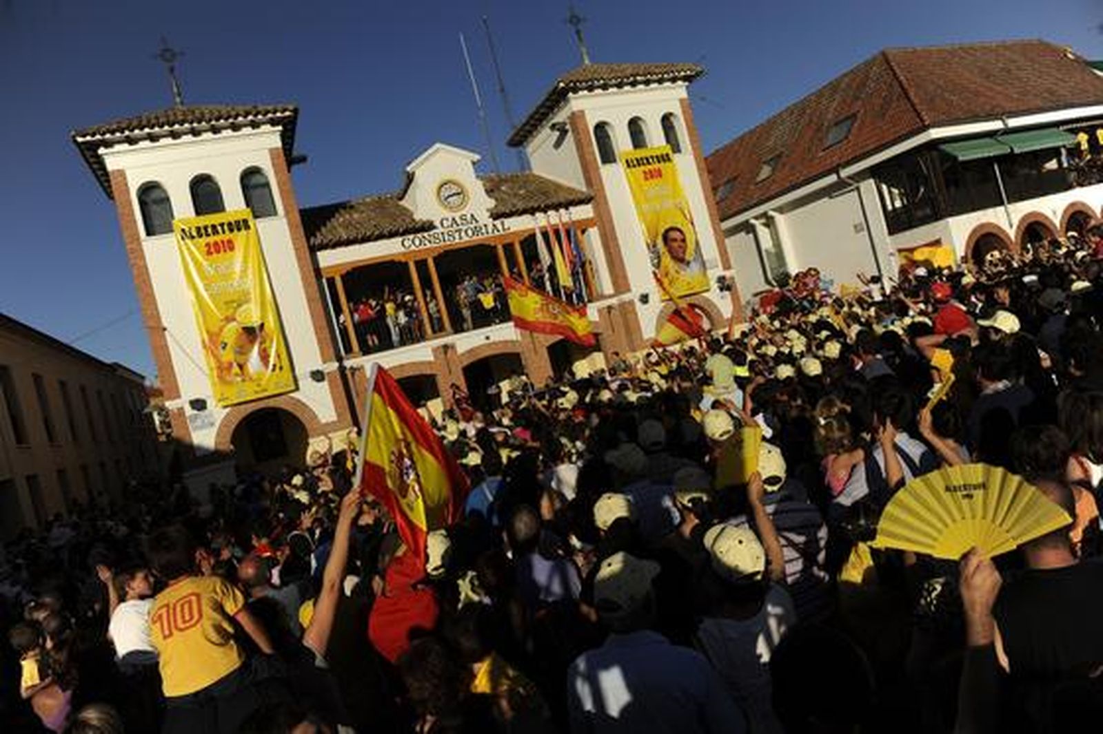 Pinto se vuelca con Contador.

Foto: AFP
