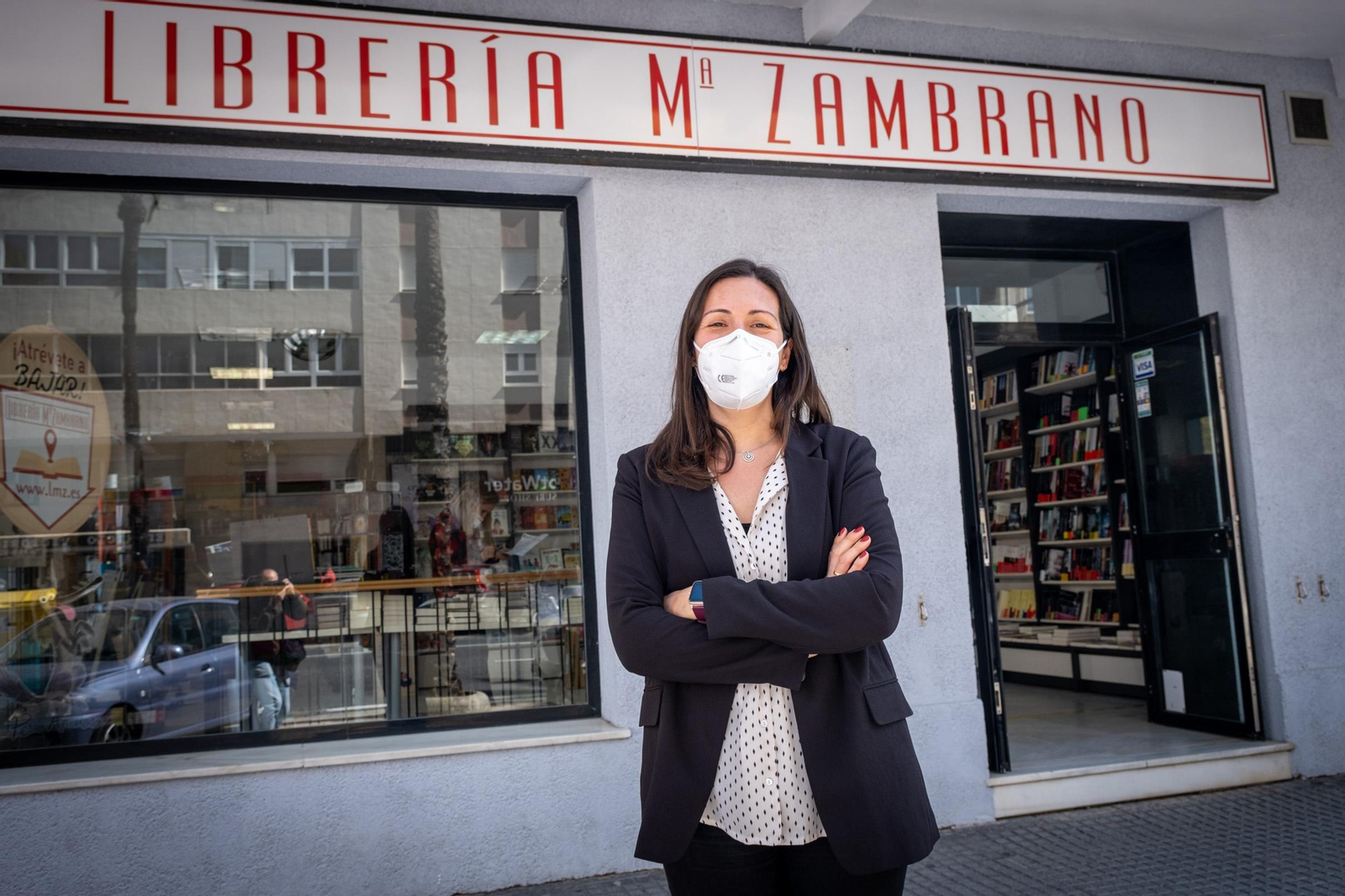 Sonia Quintero posa ante la entrada de su nueva librería en Cádiz.