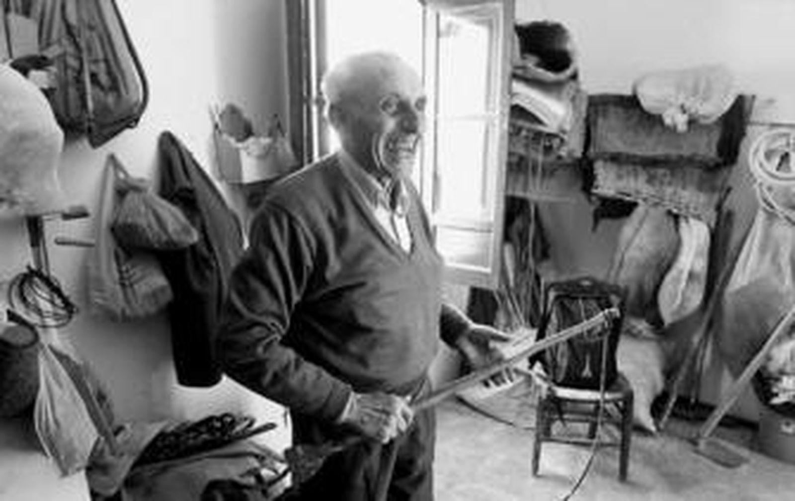 Joaquín, 'el mizo', en su pequeño museo de aperos, en Casarabonela.