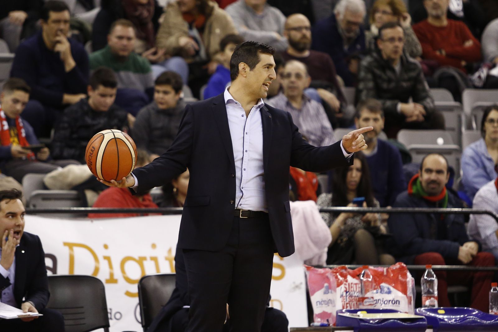 Pablo Pin, con el balón en la mano intenta motivar a sus jugadores