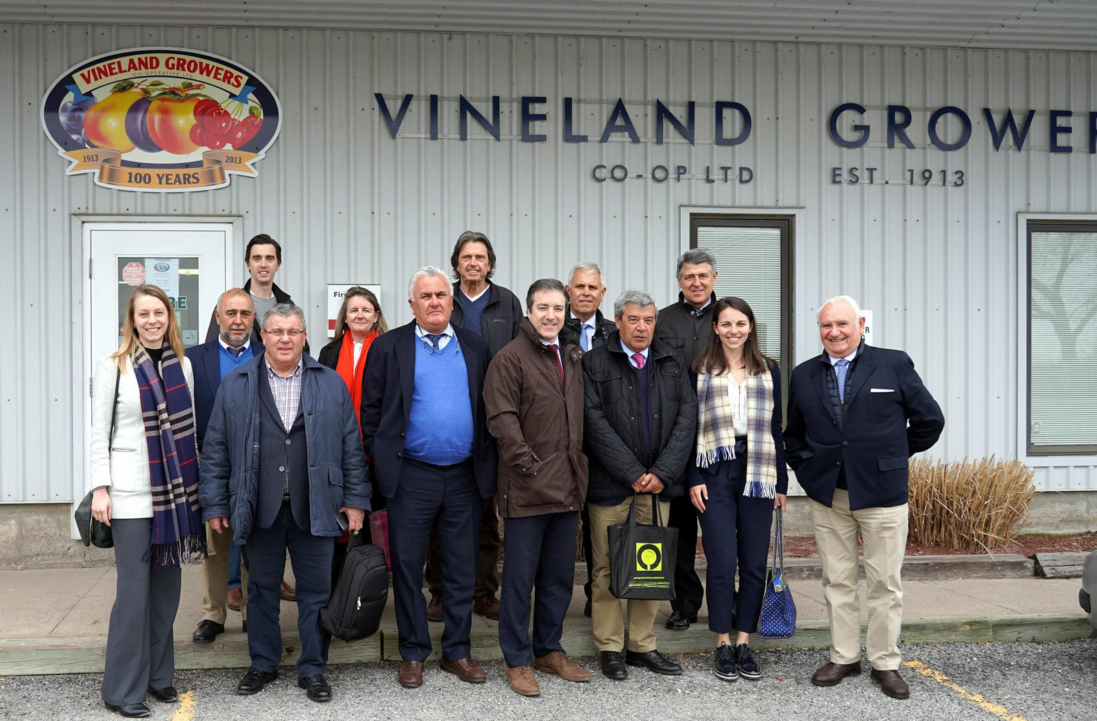El presidente de Vicasol, Juan Antonio González, segundo por la izquierda, durante la visita a Vineland, en Toronto.