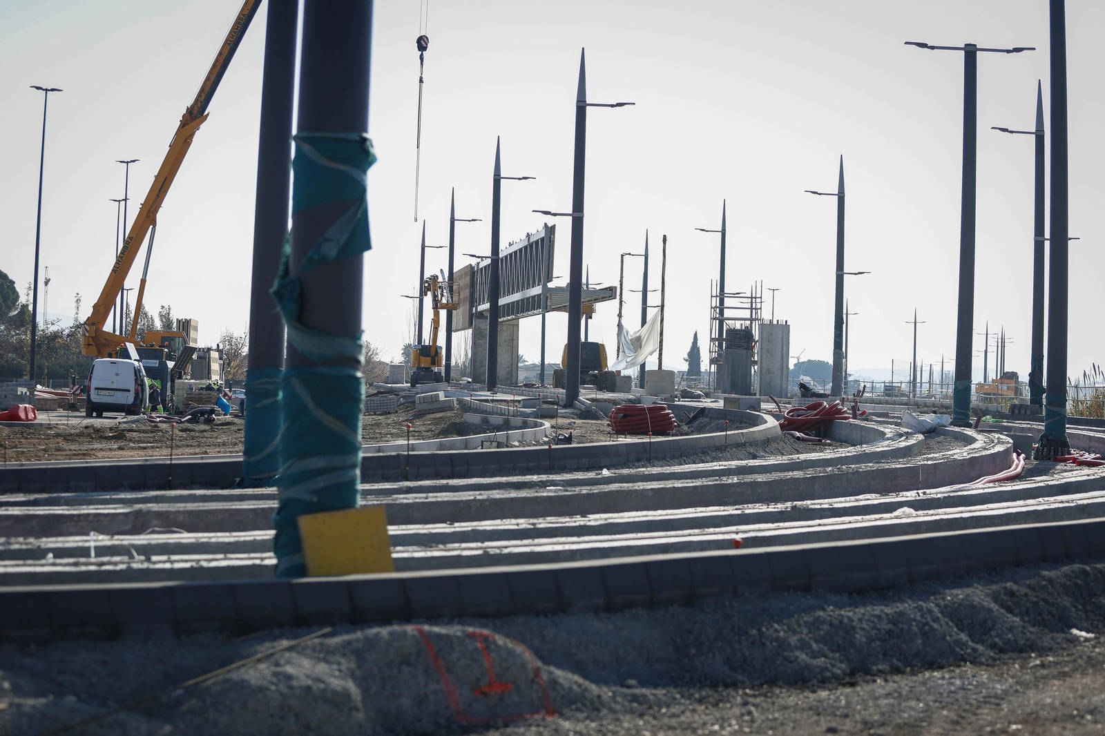 Vista de la parada de La Gloria, con la base de su marquesina montada