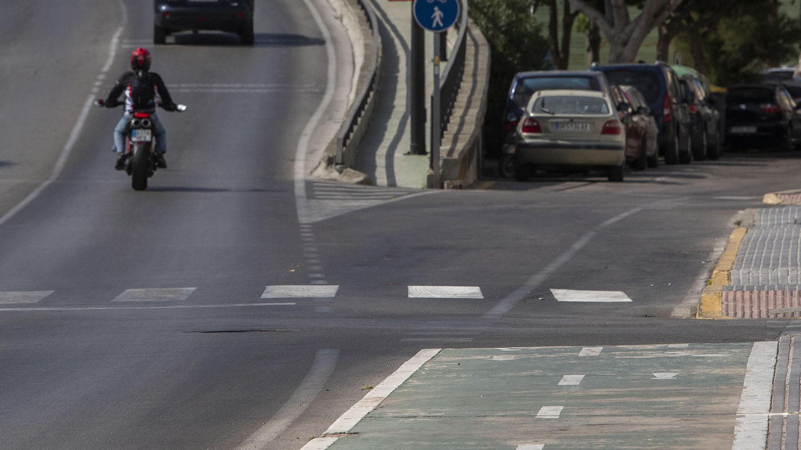 Uno de los muchos ejemplos de las carencias que arrastra el carril bici, junto al puente del Gran Poder, donde el trazado se interrumpe para continuar unos metros después. Uno de los muchos ejemplos de las carencias que arrastra el carril bici, junto al puente del Gran Poder, donde el trazado se interrumpe para continuar unos metros después.