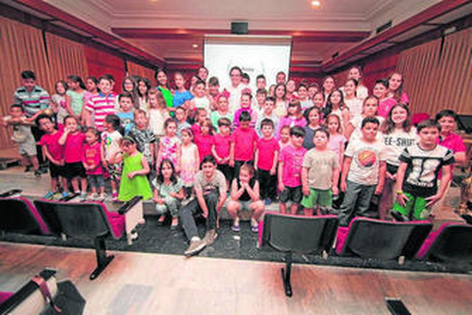 Foto de familia de alumnos de los centros participantes.