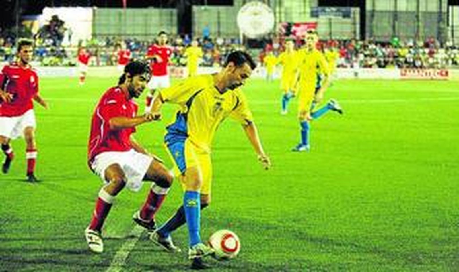 Aarón Bueno, que sólo jugó 23 minutos ante el Portuense, cubre el balón mientras le presiona Kike.