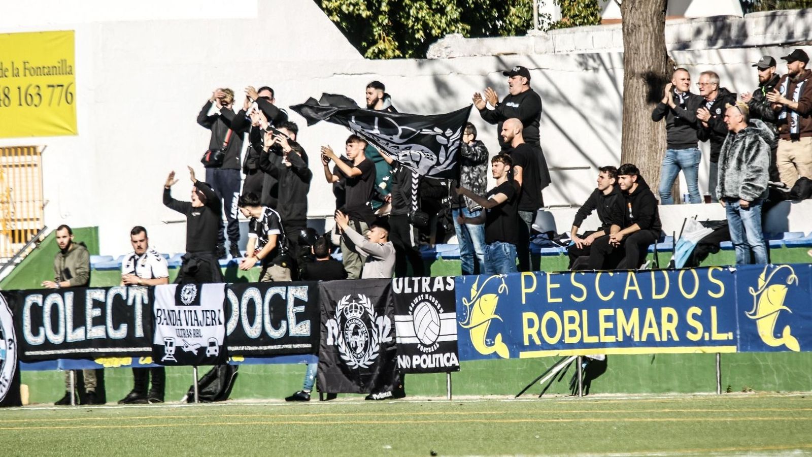 Aficionados de la Balona en el Pérez Ureba de Conil.