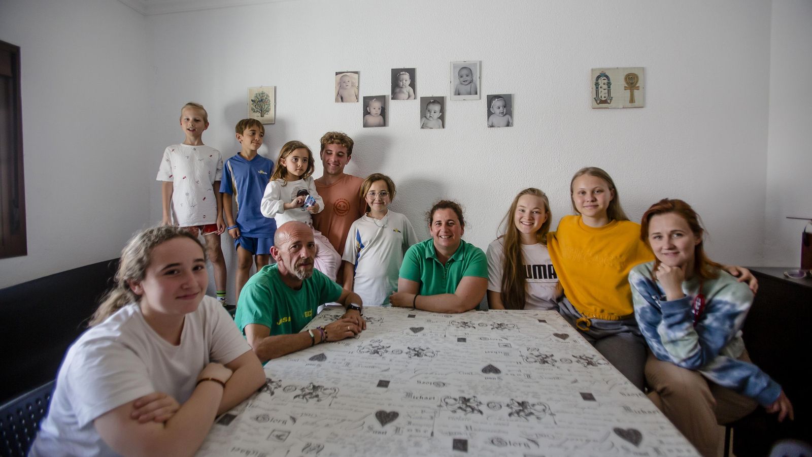 Once de los doce miembros de las dos familias, en el comedor.