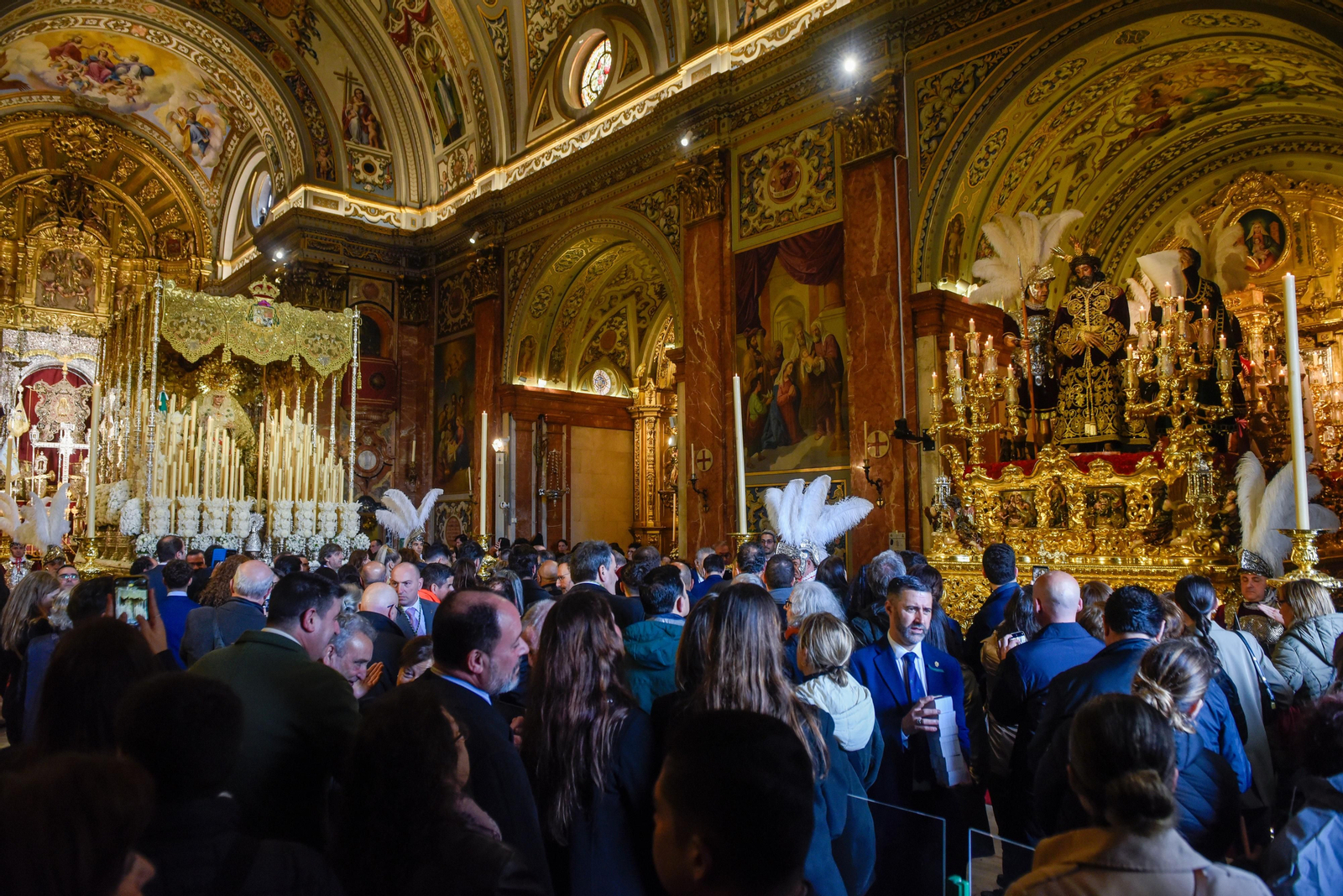 Las imágenes del ambiente en la Macarena y el Gran Poder el Jueves Santo en la Semana Santa de Sevilla 2024