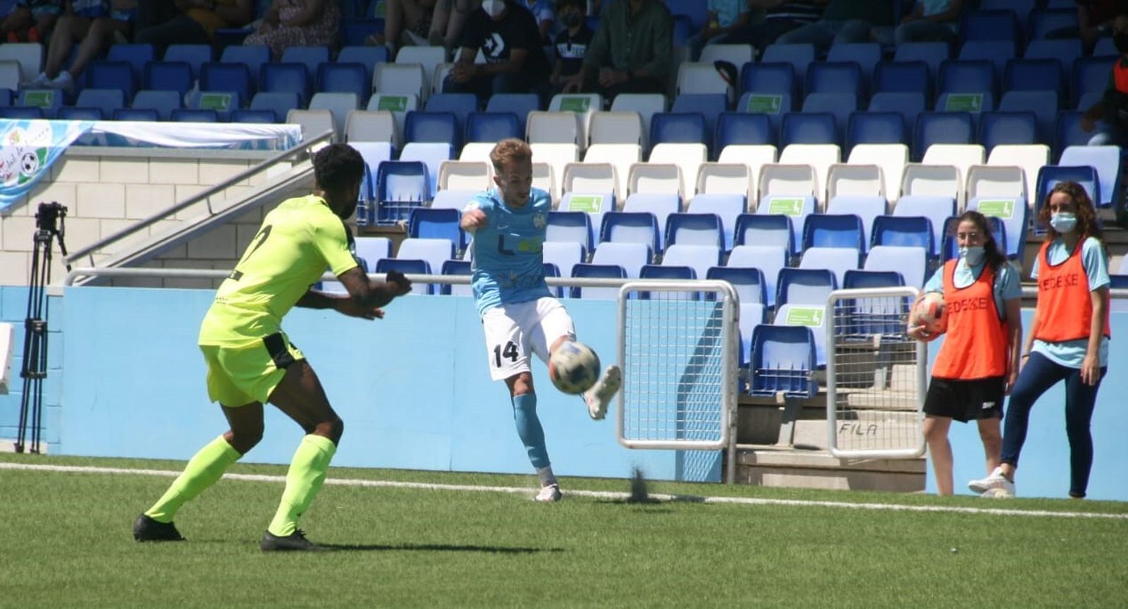 Víctor Morillo, del Ciudad de Lucena, saca un centro en el duelo ante el Ceuta.