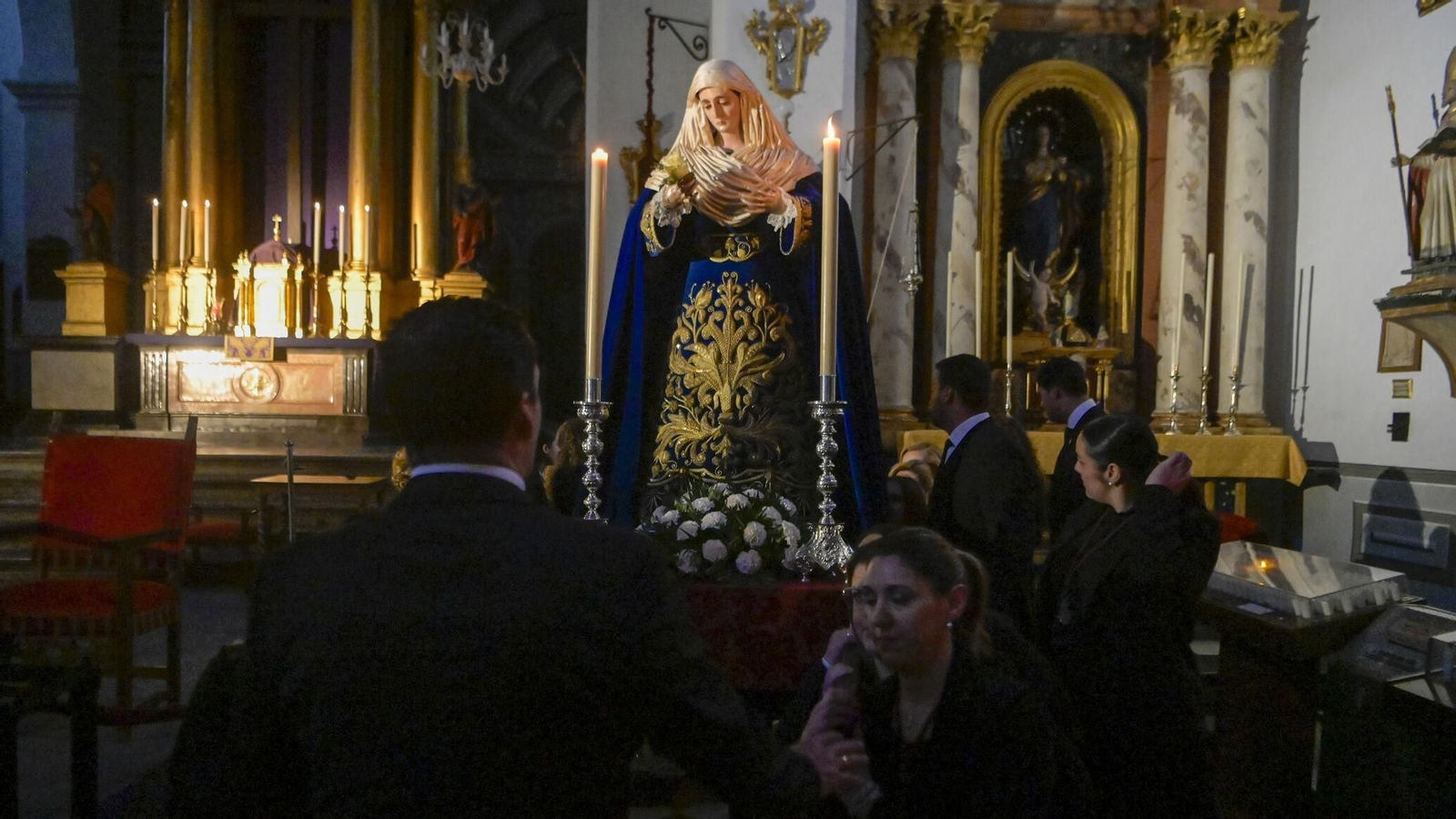 Multitudinario traslado de María Santísima de las Maravillas al paso de palio
