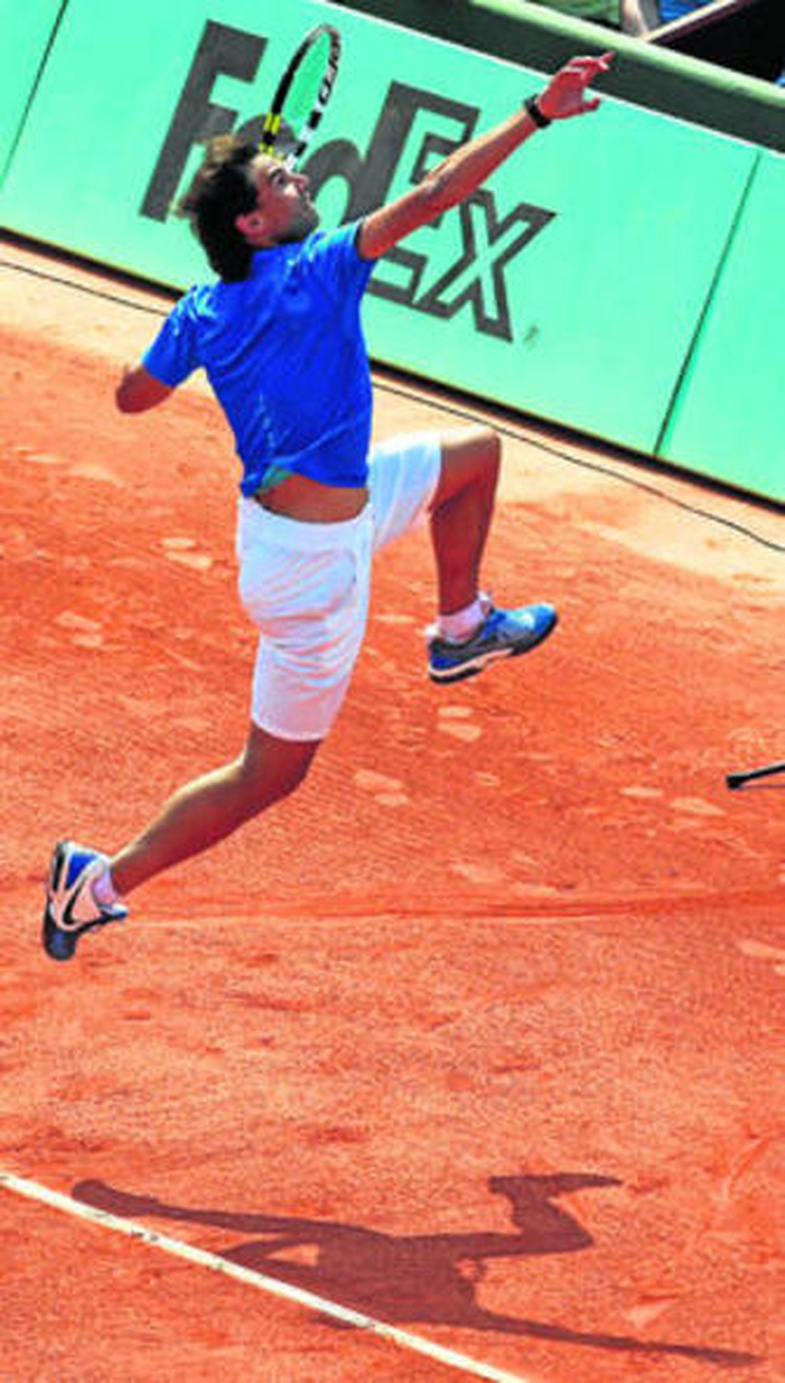 Nadal se divierte en el partido de exhibición de ayer en Roland Garros.
