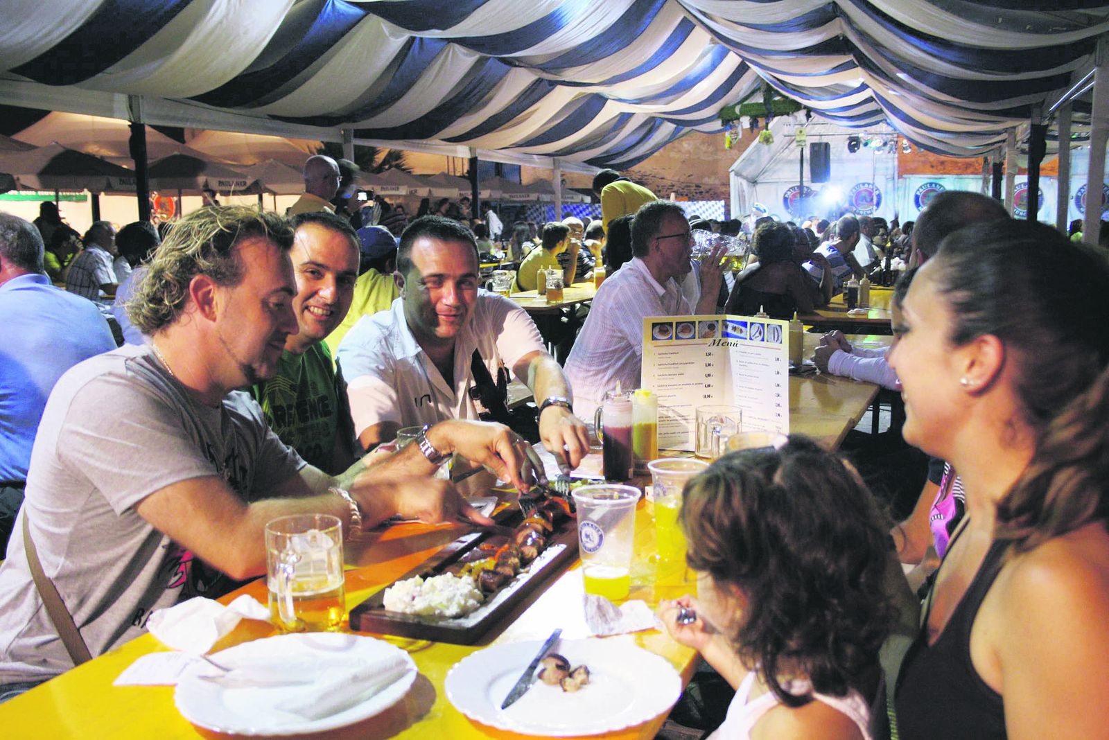 Una familia disfruta del festival en una de las carpas habilitadas.
