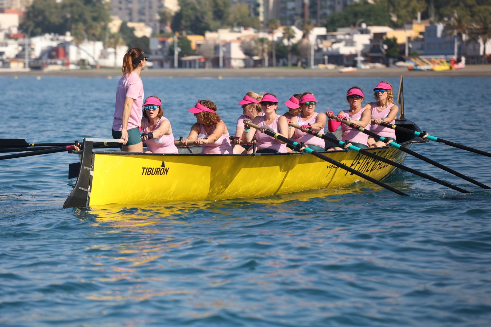 Más de 100 mujeres supervivientes de cáncer participan este sábado en una Regata Nacional en Málaga