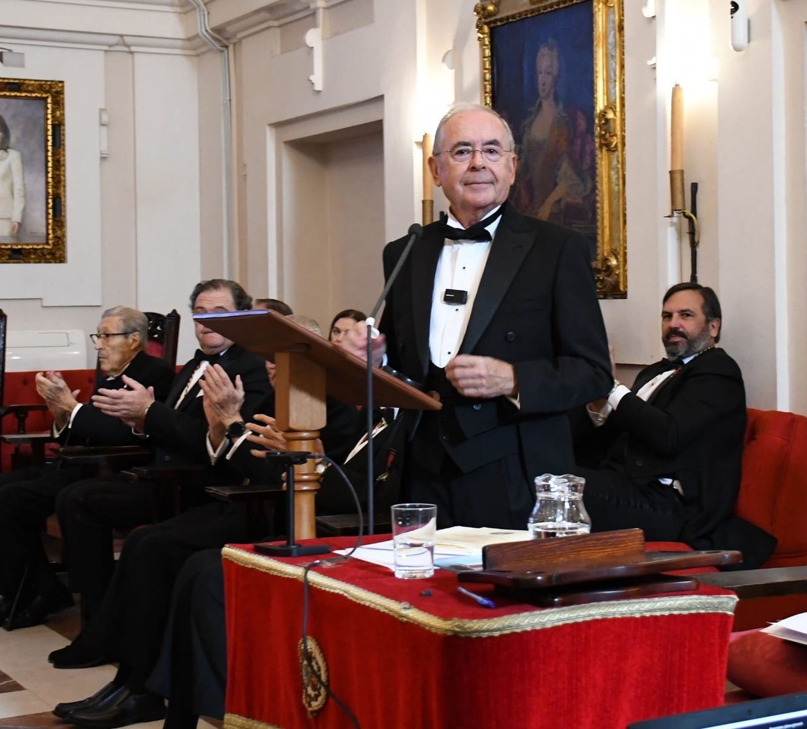 El pediatra Martín Navarro, durante la lectura de su discurso de ingreso en la Real Academia de Medicina de Sevilla.