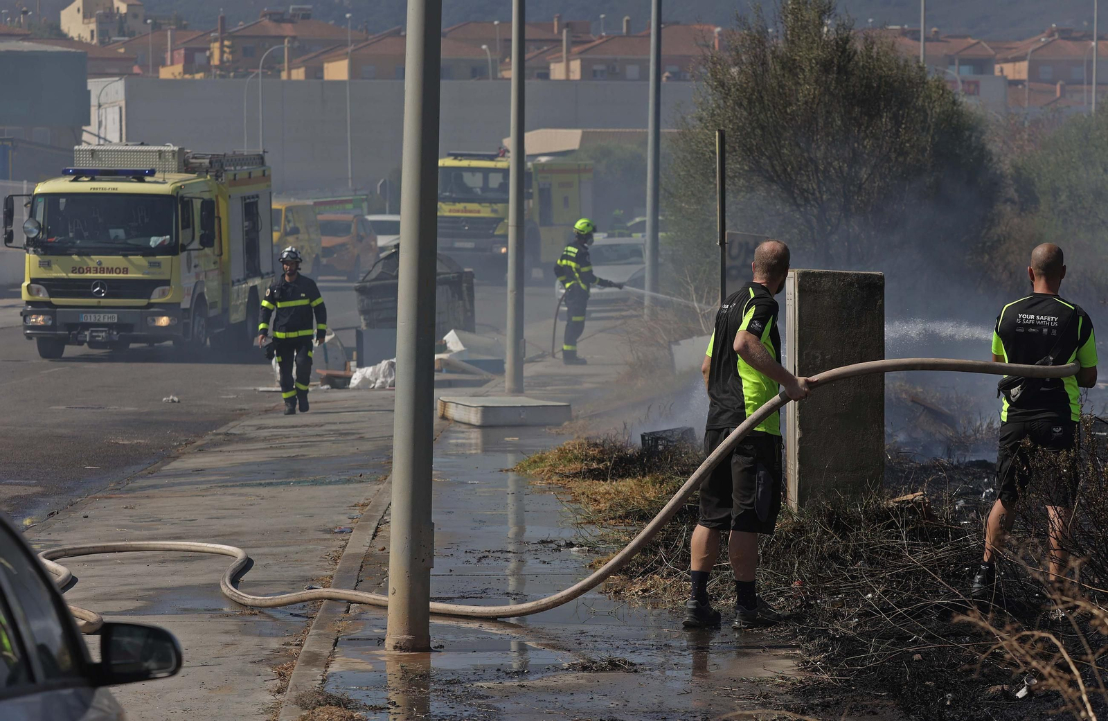 Fotos del incendio de pasto en el polígono de La Menacha en Algeciras