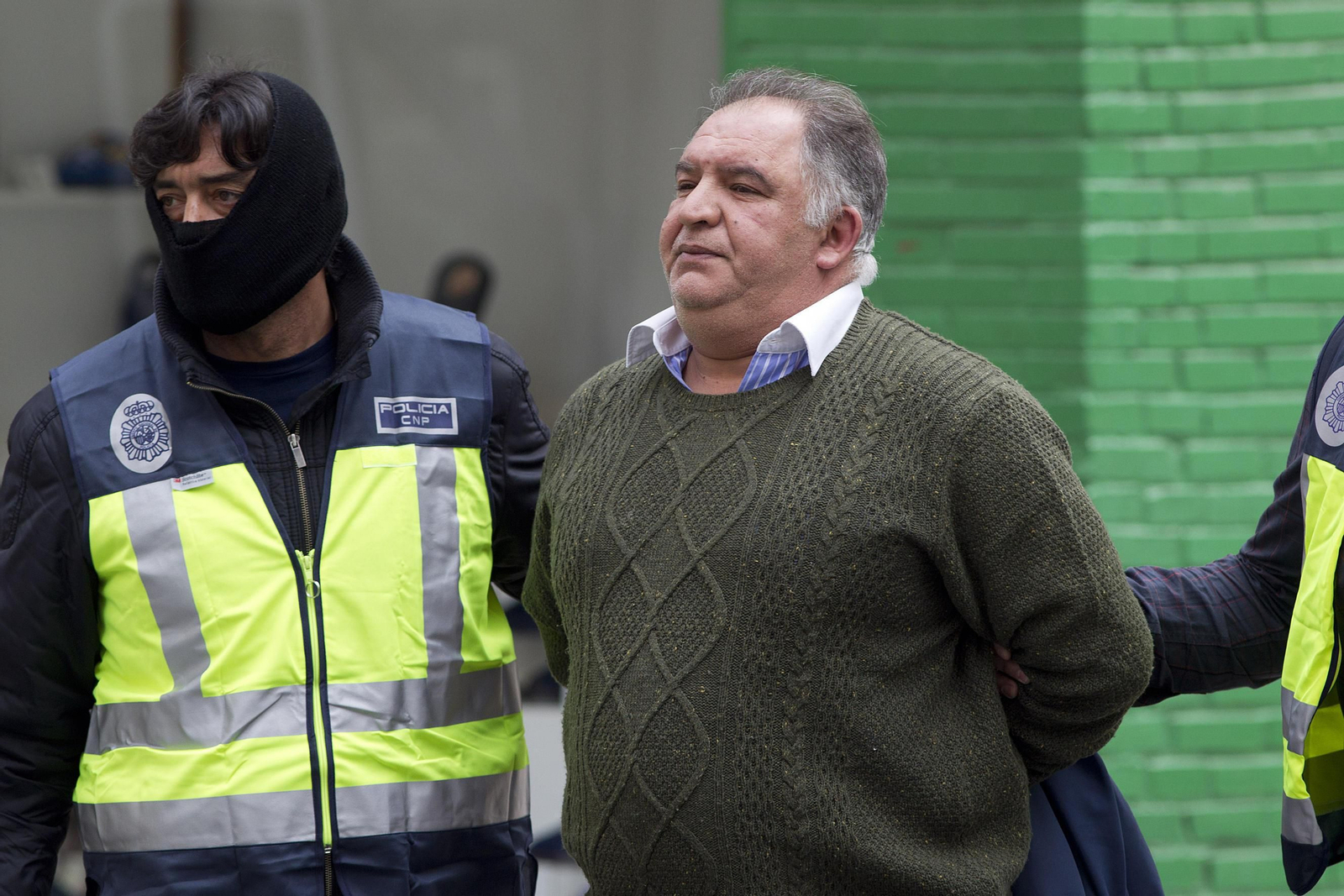 Chafik Jalel Ben Amara Elmedjeri, ayer, conducido por agentes policiales tras su detención.