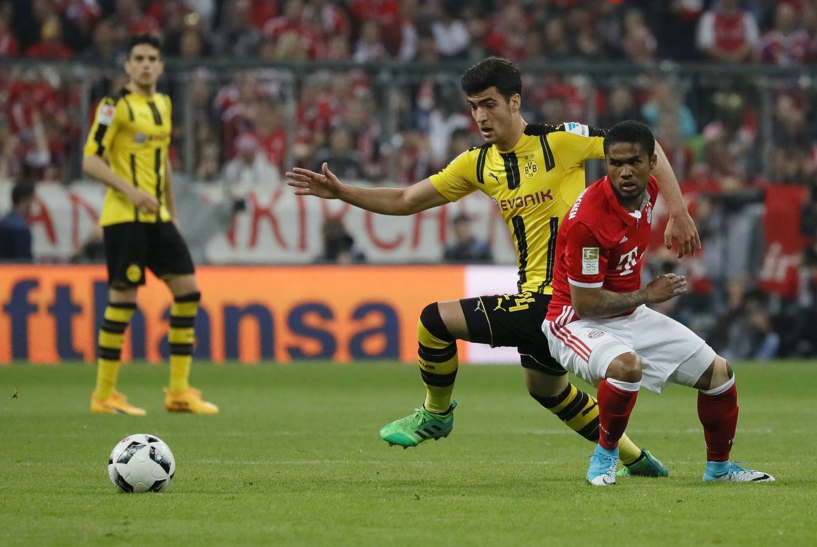 Mikel Merino, con Bartra al fondo, pelea el balón con Douglas Costa en un encuentro de la pasada temporada entre el Dortmund y el Bayern Múnich.