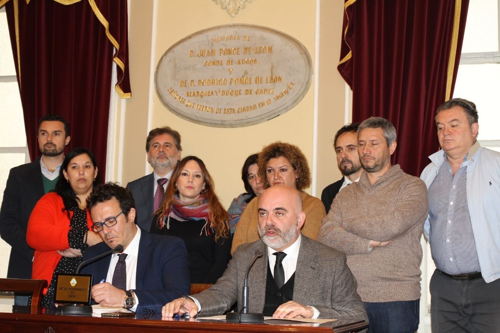 David Navarro, cuando era concejal, arropado por el equipo de gobierno municipal.