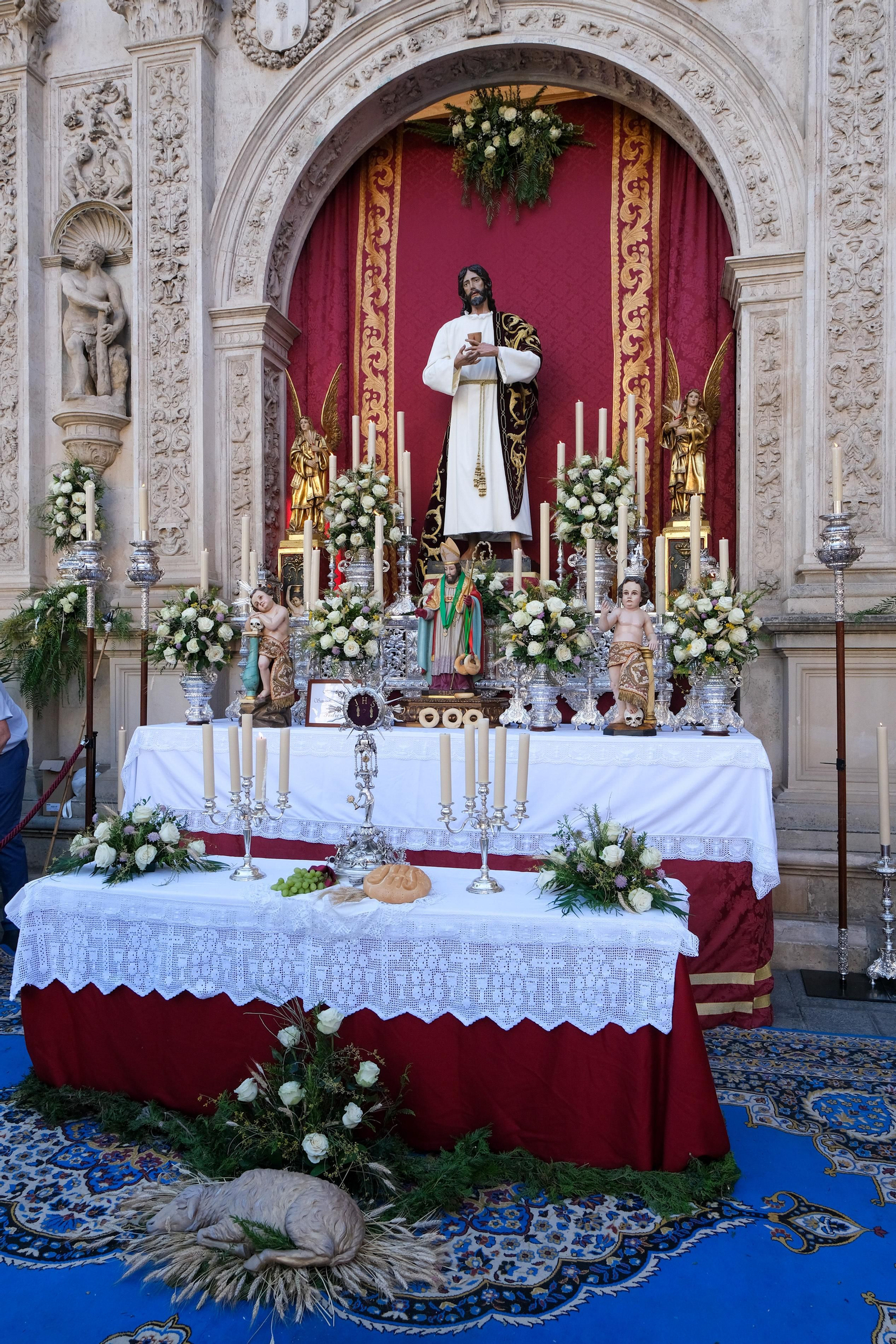 Preparativos, altares, escaparates, balcones para el Corpus